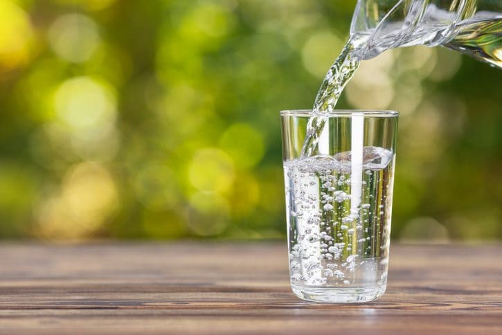 Nước khoáng là gì? Uống nhiều nước khoáng có tốt không?