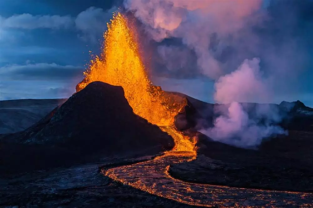 Vì sao núi lửa phun trào? Nguyên nhân và ảnh hưởng?