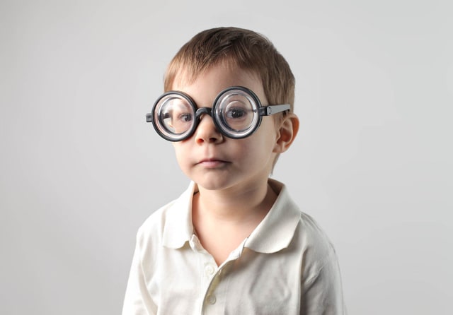  Tại sao đeo kính cận mắt bị nhỏ?