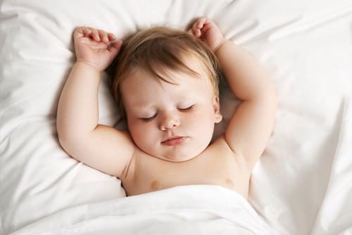 Vì sao trẻ thích giơ 2 tay lên đầu khi ngủ?