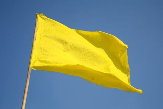 Yellow flag là gì? Dấu hiệu nhận biết của của Yellow flag
